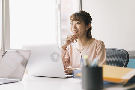 办公室使用笔记本电脑的职业女性图片