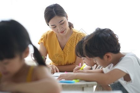 教室里老师教育小学生们图片