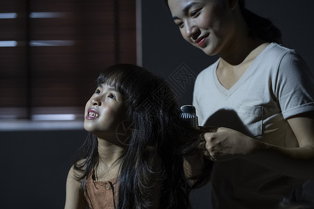 房间妈妈给女儿整理头发图片