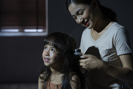 房间妈妈给女儿整理头发图片