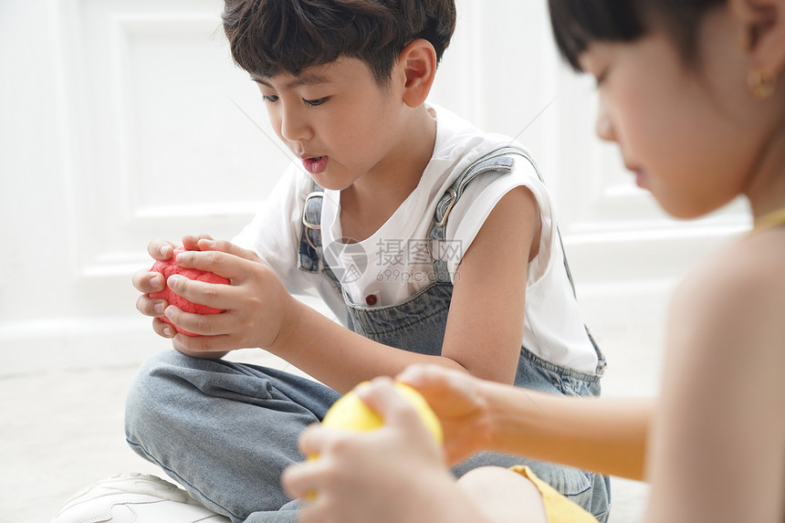 幼儿园玩橡皮泥的可爱儿童图片