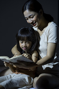 房间妈妈给女儿阅读书籍图片