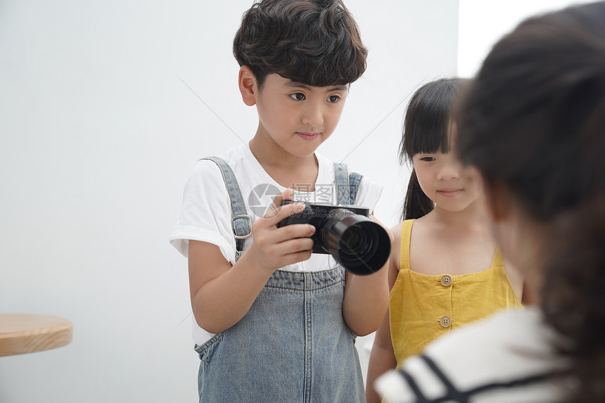 室内好奇照相机拍摄的孩子们图片