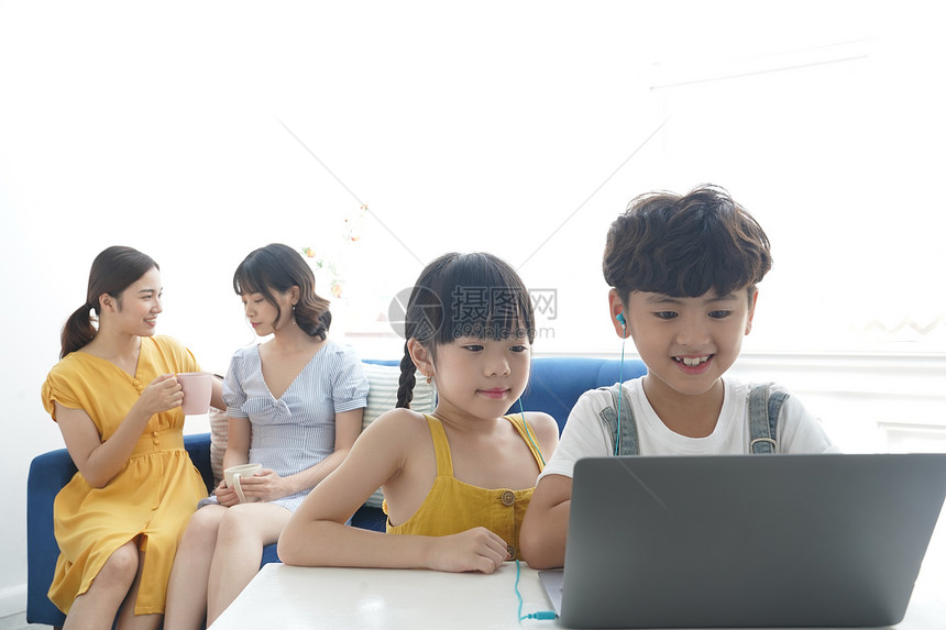 室内在家长前使用笔记本电脑的孩子们图片