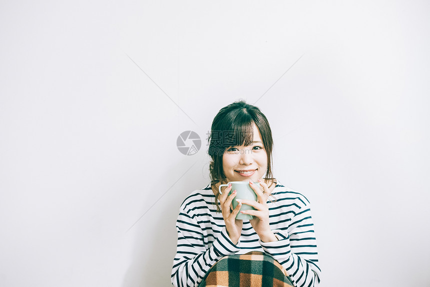 喝咖啡的年轻女孩图片