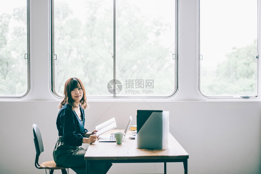 窗壮年职业女女业务肖像图片