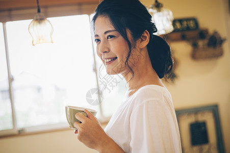 年轻女人在家喝茶图片