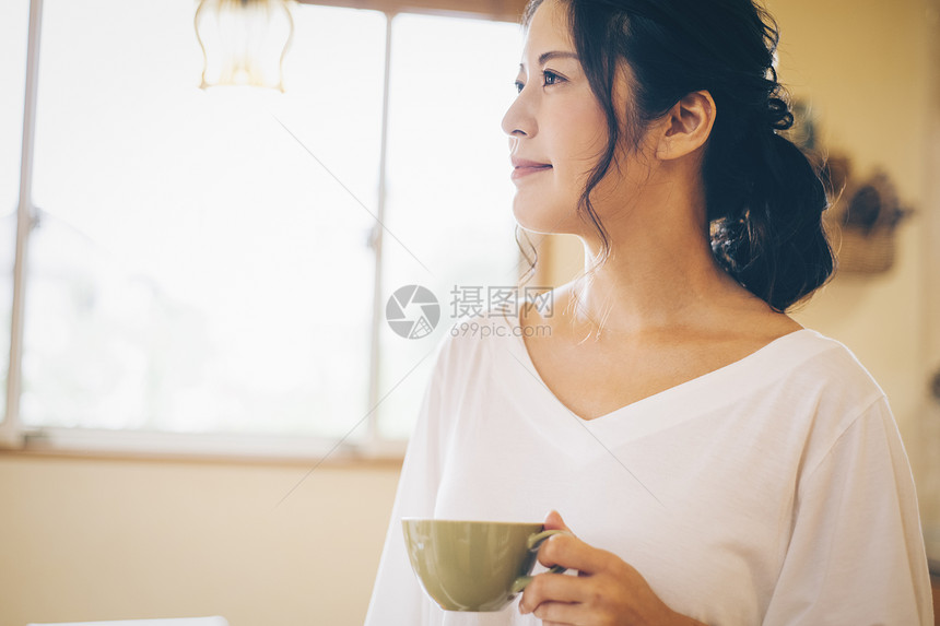 家里的休闲喝茶的女人图片