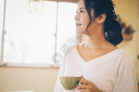 家里的休闲喝茶的女人图片