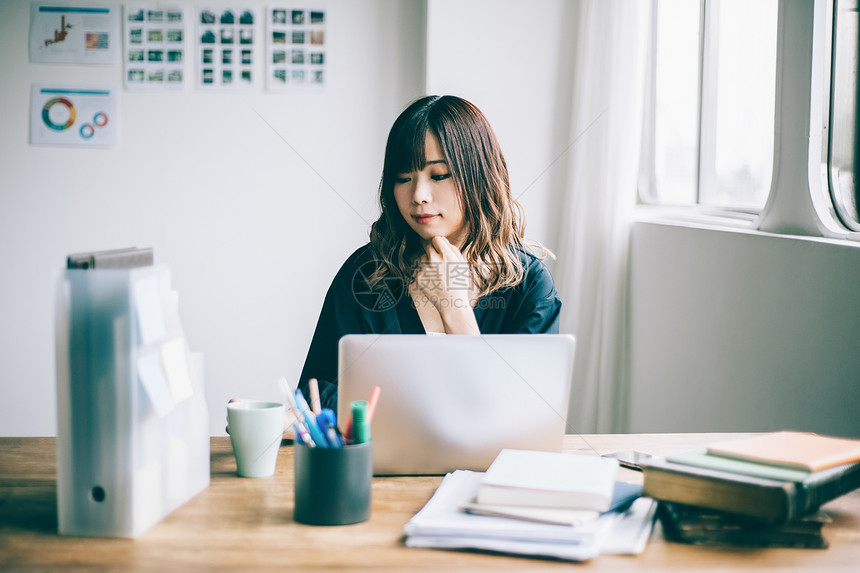 室内用笔记本电脑办公的女人图片