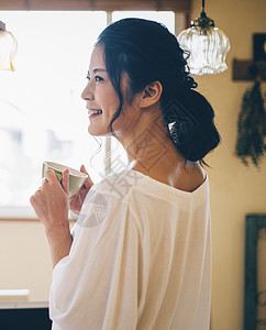 家里放松喝茶的女人图片