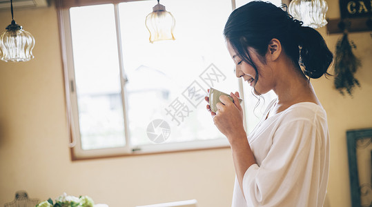 拿着水杯的的中年女性图片