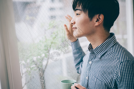 看向窗外的商务男性图片