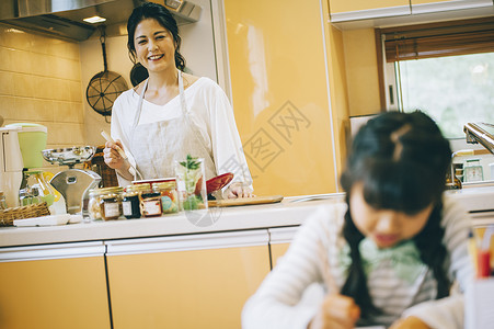 厨房里烹饪美食的母女图片