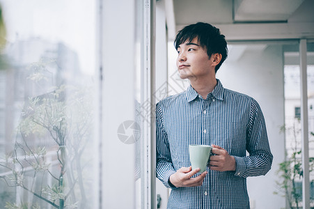 拿着水杯的商务男性图片