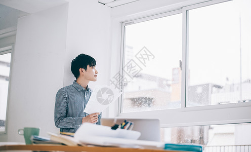 掌握一手资料职业商人掌握男商务肖像背景