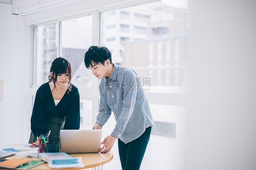 生机勃勃法人窗口男女商务同事图片