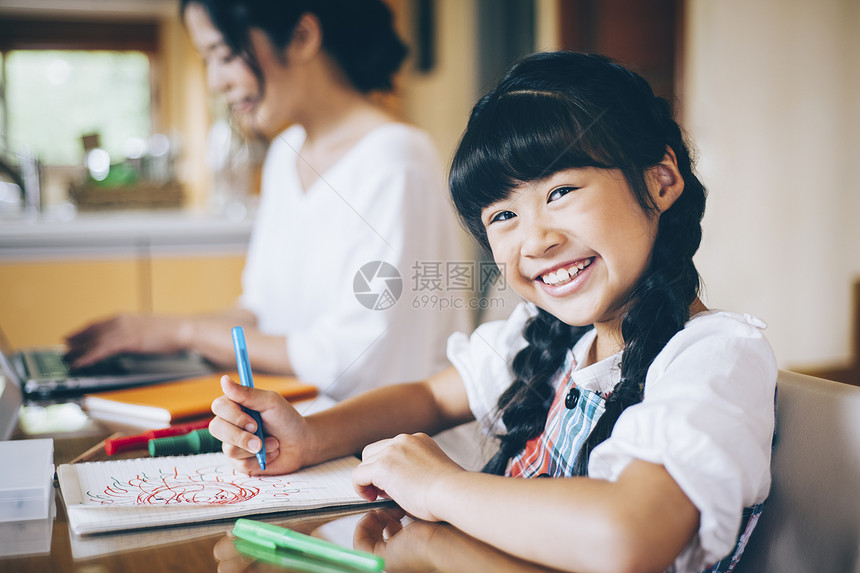 笑容年轻的女孩少女家庭生活方式danran图片