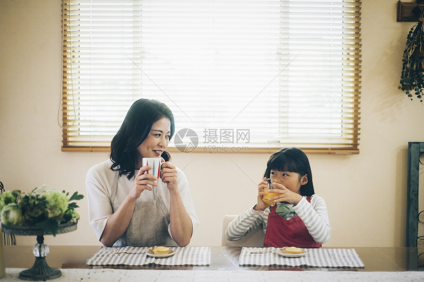 亚洲人坐着甜点家庭生活方式danran图片