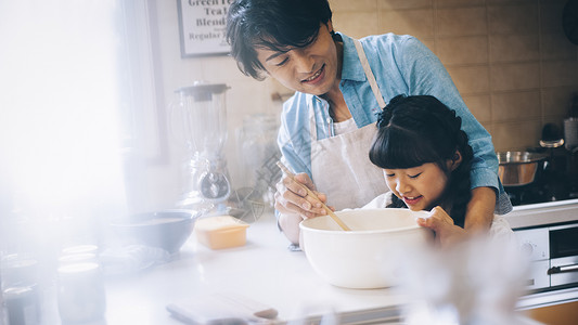 欢快碟高兴父母和孩子的女孩帮助图片