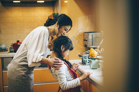 女孩们双人木乃伊父母和孩子的女孩帮助图片