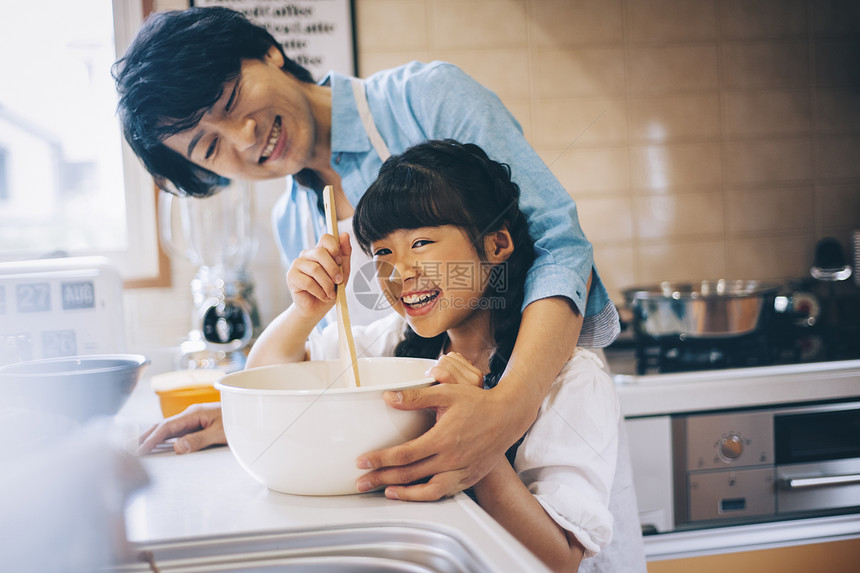 家人建造幸福父母和孩子的女孩帮助图片