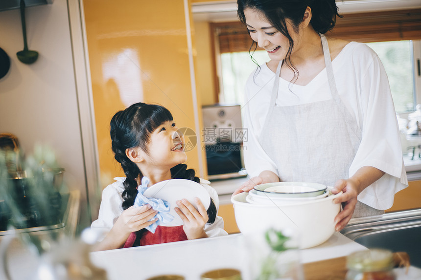 室内欢快孩子帮忙父母做家务图片