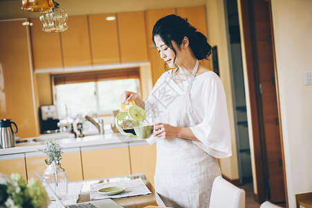 起居室喝茶的女人图片