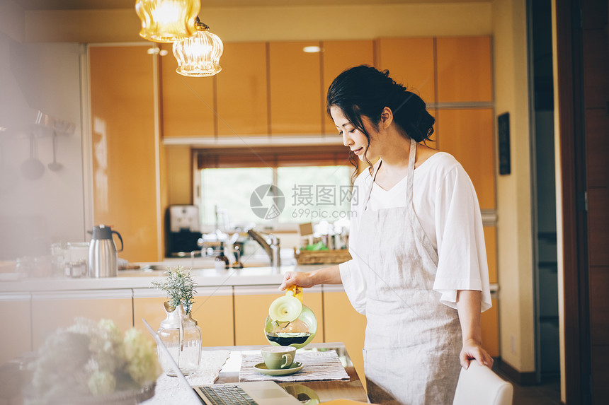 餐厅的女人到茶喝图片