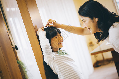 父母和小孩亚洲人父母身份亲子成长记录背景图片