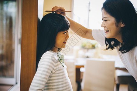 女孩们年轻的女孩亲密朋友亲子成长记录背景图片