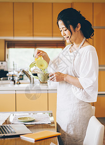 亚洲优良孤独的女生活方式茶时间图片