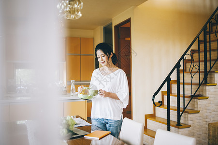 吃饭红茶手提电脑女生活方式茶时间图片