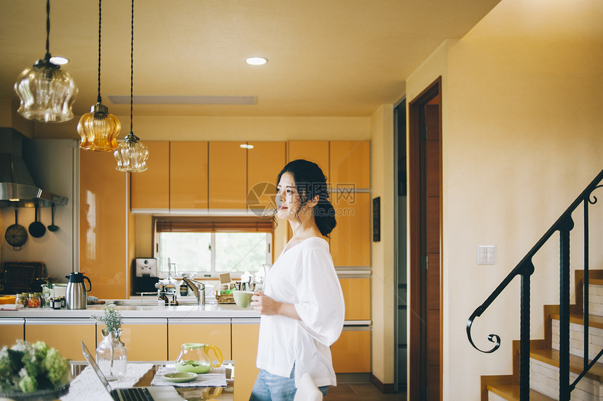 放松笑容杯子女生活方式茶时间图片