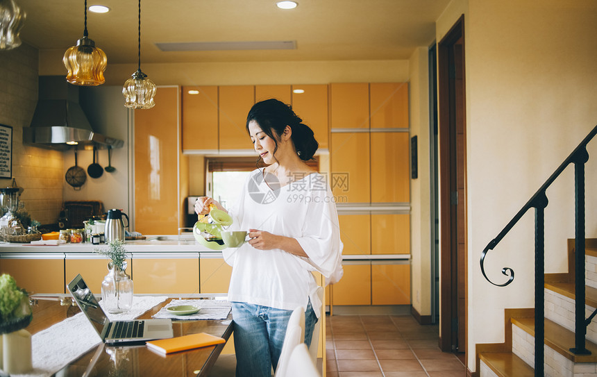 三十几岁房屋喝女生活方式茶时间图片