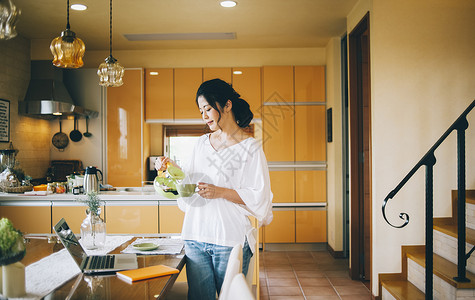 三十几岁房屋喝女生活方式茶时间图片