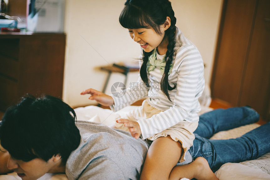 家人日本人起居室亲子生活方式组图片