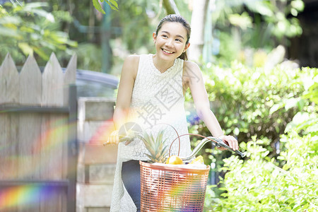 骑自行车微笑的年轻女子图片