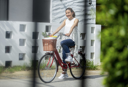 青年女子愉快的骑着脚踏车图片
