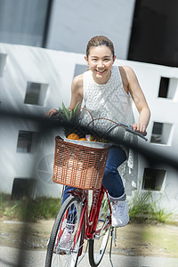 户外骑着脚踏车放松开心的年轻女子图片