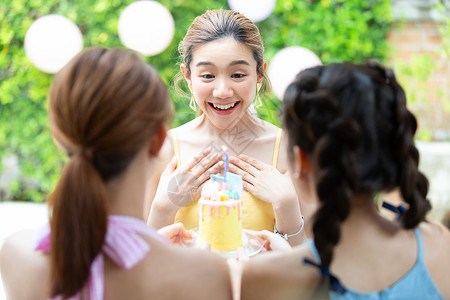 年轻女子生日幸福派对惊喜图片