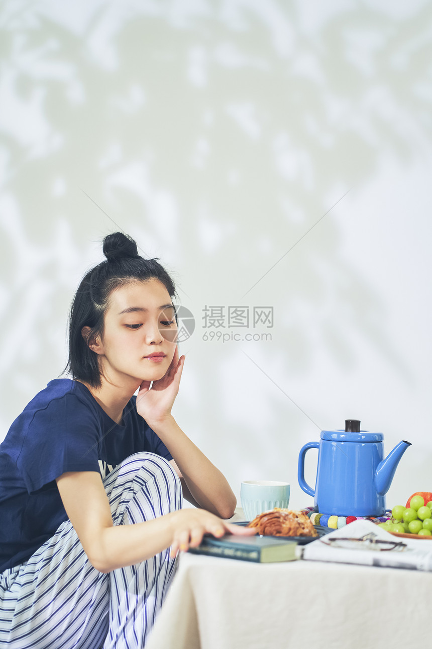 居家吃早饭的年轻女子图片