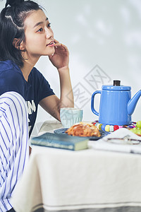 居家用餐的青年女子图片