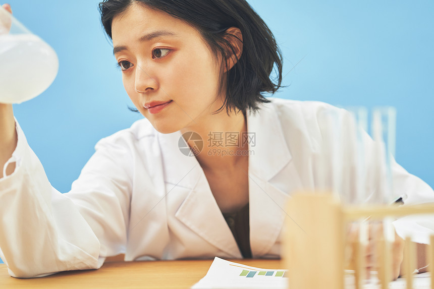 研究实验科学的女人图片