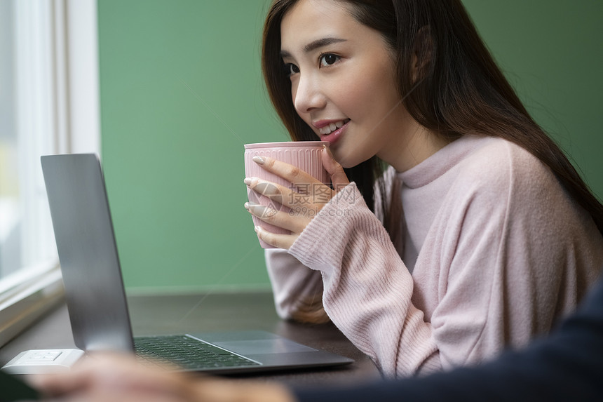 喝咖啡使用电脑的女性图片