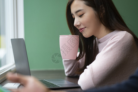 电脑胶卷素材喝咖啡使用电脑的女性背景