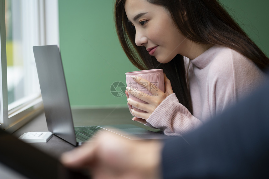 喝咖啡使用电脑的女性图片