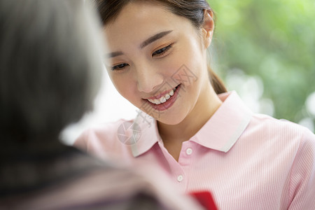 美女护工照顾老人图片