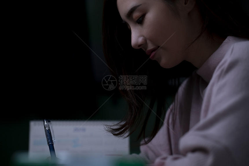 夜晚复习的女学生图片