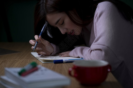 夜晚复习的女学生图片